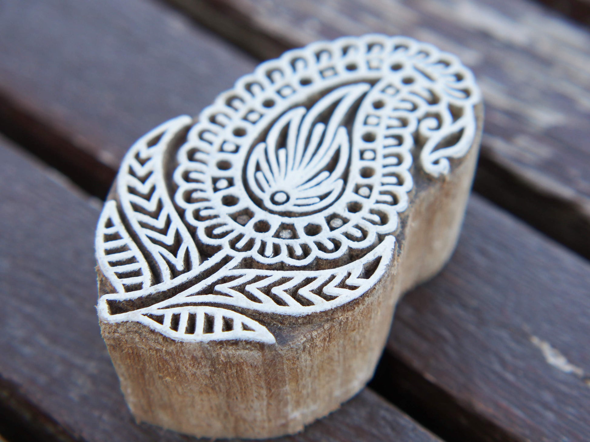 Timbro artigianale in legno per tessuti usato in India per la tradizionale lavorazione print block. Ricavato da un unico pezzo di legno intagliato. Stampo utilizzato per cornici su muro, tessuti, carta ecc...  Dimensioni 5x8 prof.3 cm