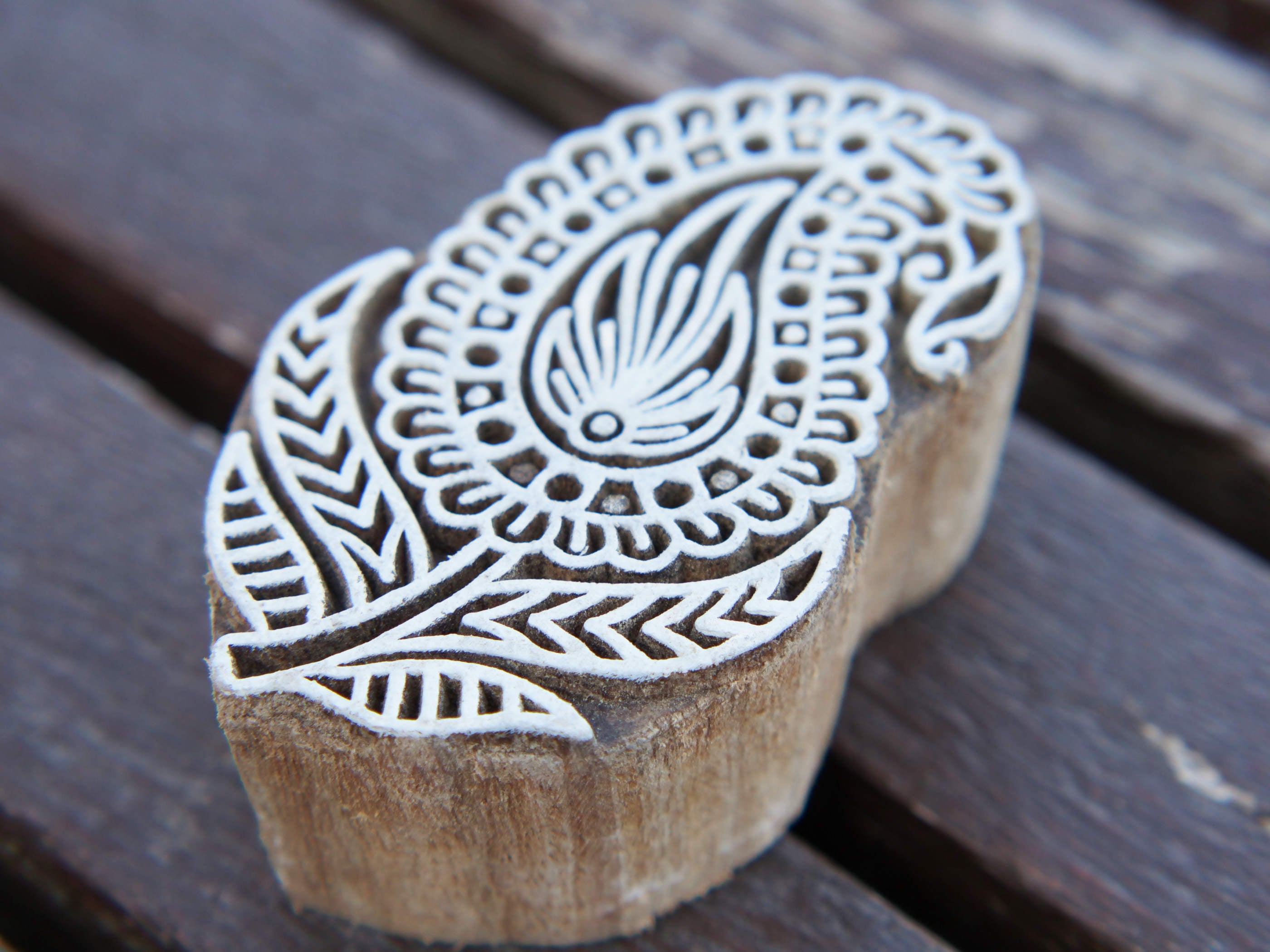 Timbro artigianale in legno per tessuti usato in India per la tradizionale lavorazione print block. Ricavato da un unico pezzo di legno intagliato. Stampo utilizzato per cornici su muro, tessuti, carta ecc...  Dimensioni 5x8 prof.3 cm