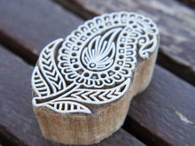 Carica l&#39;immagine nel visualizzatore di Gallery, Timbro artigianale in legno per tessuti usato in India per la tradizionale lavorazione print block. Ricavato da un unico pezzo di legno intagliato. Stampo utilizzato per cornici su muro, tessuti, carta ecc...  Dimensioni 5x8 prof.3 cm