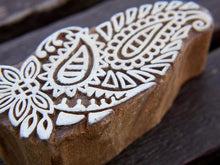Carica l&#39;immagine nel visualizzatore di Gallery, Timbro artigianale in legno per tessuti usato in India per la tradizionale lavorazione print block. Ricavato da un unico pezzo di legno intagliato. Stampo utilizzato per cornici su muro, tessuti, carta ecc...  Dimensioni 5x8 prof.3 cm   per ulteriori info o dettagli: info@etniko.it 0039 3338778241 ig/fb : etniko by crosato etsy : etnikobycrosato pinterest : etnikobycrosato