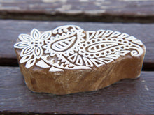 Carica l&#39;immagine nel visualizzatore di Gallery, Timbro artigianale in legno per tessuti usato in India per la tradizionale lavorazione print block. Ricavato da un unico pezzo di legno intagliato. Stampo utilizzato per cornici su muro, tessuti, carta ecc...  Dimensioni 5x8 prof.3 cm   per ulteriori info o dettagli: info@etniko.it 0039 3338778241 ig/fb : etniko by crosato etsy : etnikobycrosato pinterest : etnikobycrosato