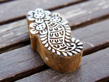 Carica l&#39;immagine nel visualizzatore di Gallery, Timbro artigianale in legno per tessuti usato in India per la tradizionale lavorazione print block. Ricavato da un unico pezzo di legno intagliato. Stampo utilizzato per cornici su muro, tessuti, carta ecc...  Dimensioni 5x9 prof.3 cm