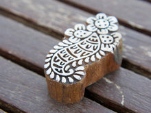 Carica l&#39;immagine nel visualizzatore di Gallery, Timbro artigianale in legno per tessuti usato in India per la tradizionale lavorazione print block. Ricavato da un unico pezzo di legno intagliato. Stampo utilizzato per cornici su muro, tessuti, carta ecc...  Dimensioni 5x9 prof.3 cm