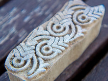 Carica l&#39;immagine nel visualizzatore di Gallery, Timbro artigianale in legno per tessuti usato in India per la tradizionale lavorazione print block. Ricavato da un unico pezzo di legno intagliato. Stampo utilizzato per cornici su muro, tessuti, carta ecc...  Dimensioni 8x3 prof.3 cm