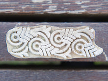 Carica l&#39;immagine nel visualizzatore di Gallery, Timbro artigianale in legno per tessuti usato in India per la tradizionale lavorazione print block. Ricavato da un unico pezzo di legno intagliato. Stampo utilizzato per cornici su muro, tessuti, carta ecc...  Dimensioni 8x3 prof.3 cm