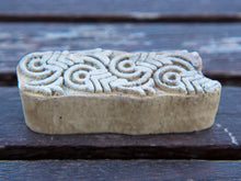 Carica l&#39;immagine nel visualizzatore di Gallery, Timbro artigianale in legno per tessuti usato in India per la tradizionale lavorazione print block. Ricavato da un unico pezzo di legno intagliato. Stampo utilizzato per cornici su muro, tessuti, carta ecc...  Dimensioni 8x3 prof.3 cm