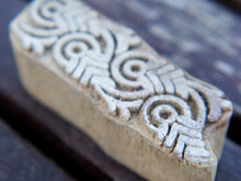 Carica l&#39;immagine nel visualizzatore di Gallery, Timbro artigianale in legno per tessuti usato in India per la tradizionale lavorazione print block. Ricavato da un unico pezzo di legno intagliato. Stampo utilizzato per cornici su muro, tessuti, carta ecc...  Dimensioni 8x3 prof.3 cm