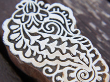 Carica l&#39;immagine nel visualizzatore di Gallery, Timbro artigianale in legno per tessuti usato in India per la tradizionale lavorazione print block. Ricavato da un unico pezzo di legno intagliato. Stampo utilizzato per cornici su muro, tessuti, carta ecc...  Dimensioni 5x9 prof.3 cm