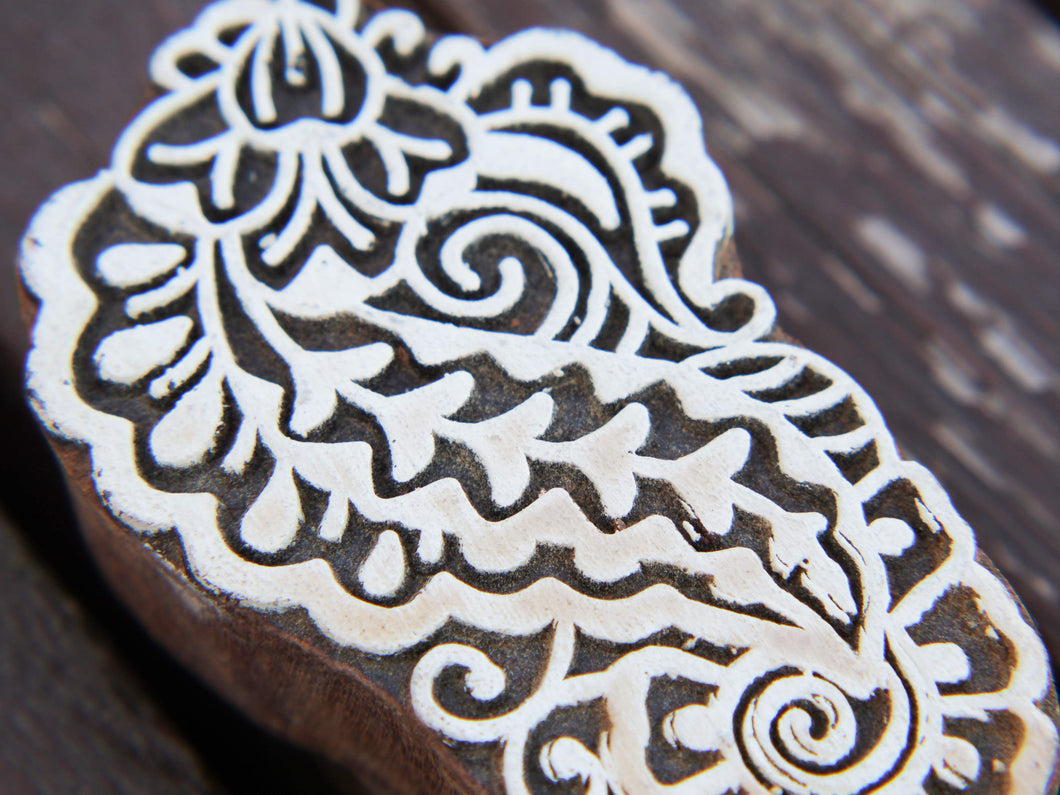Timbro artigianale in legno per tessuti usato in India per la tradizionale lavorazione print block. Ricavato da un unico pezzo di legno intagliato. Stampo utilizzato per cornici su muro, tessuti, carta ecc...  Dimensioni 5x9 prof.3 cm