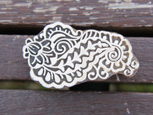 Carica l&#39;immagine nel visualizzatore di Gallery, Timbro artigianale in legno per tessuti usato in India per la tradizionale lavorazione print block. Ricavato da un unico pezzo di legno intagliato. Stampo utilizzato per cornici su muro, tessuti, carta ecc...  Dimensioni 5x9 prof.3 cm