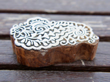 Carica l&#39;immagine nel visualizzatore di Gallery, Timbro artigianale in legno per tessuti usato in India per la tradizionale lavorazione print block. Ricavato da un unico pezzo di legno intagliato. Stampo utilizzato per cornici su muro, tessuti, carta ecc...  Dimensioni 5x9 prof.3 cm