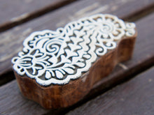 Carica l&#39;immagine nel visualizzatore di Gallery, Timbro artigianale in legno per tessuti usato in India per la tradizionale lavorazione print block. Ricavato da un unico pezzo di legno intagliato. Stampo utilizzato per cornici su muro, tessuti, carta ecc...  Dimensioni 5x9 prof.3 cm
