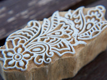 Carica l&#39;immagine nel visualizzatore di Gallery, Timbro artigianale in legno per tessuti usato in India per la tradizionale lavorazione print block. Ricavato da un unico pezzo di legno intagliato. Stampo utilizzato per cornici su muro, tessuti, carta ecc...  Dimensioni 4x8 prof.3 cm