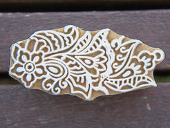 Timbro artigianale in legno per tessuti usato in India per la tradizionale lavorazione print block. Ricavato da un unico pezzo di legno intagliato. Stampo utilizzato per cornici su muro, tessuti, carta ecc...  Dimensioni 4x8 prof.3 cm