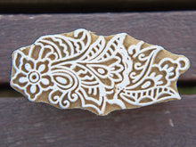 Carica l&#39;immagine nel visualizzatore di Gallery, Timbro artigianale in legno per tessuti usato in India per la tradizionale lavorazione print block. Ricavato da un unico pezzo di legno intagliato. Stampo utilizzato per cornici su muro, tessuti, carta ecc...  Dimensioni 4x8 prof.3 cm