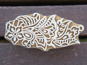 Timbro artigianale in legno per tessuti usato in India per la tradizionale lavorazione print block. Ricavato da un unico pezzo di legno intagliato. Stampo utilizzato per cornici su muro, tessuti, carta ecc...  Dimensioni 4x8 prof.3 cm