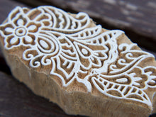 Carica l&#39;immagine nel visualizzatore di Gallery, Timbro artigianale in legno per tessuti usato in India per la tradizionale lavorazione print block. Ricavato da un unico pezzo di legno intagliato. Stampo utilizzato per cornici su muro, tessuti, carta ecc...  Dimensioni 4x8 prof.3 cm