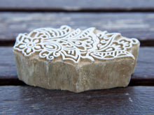 Carica l&#39;immagine nel visualizzatore di Gallery, Timbro artigianale in legno per tessuti usato in India per la tradizionale lavorazione print block. Ricavato da un unico pezzo di legno intagliato. Stampo utilizzato per cornici su muro, tessuti, carta ecc...  Dimensioni 4x8 prof.3 cm