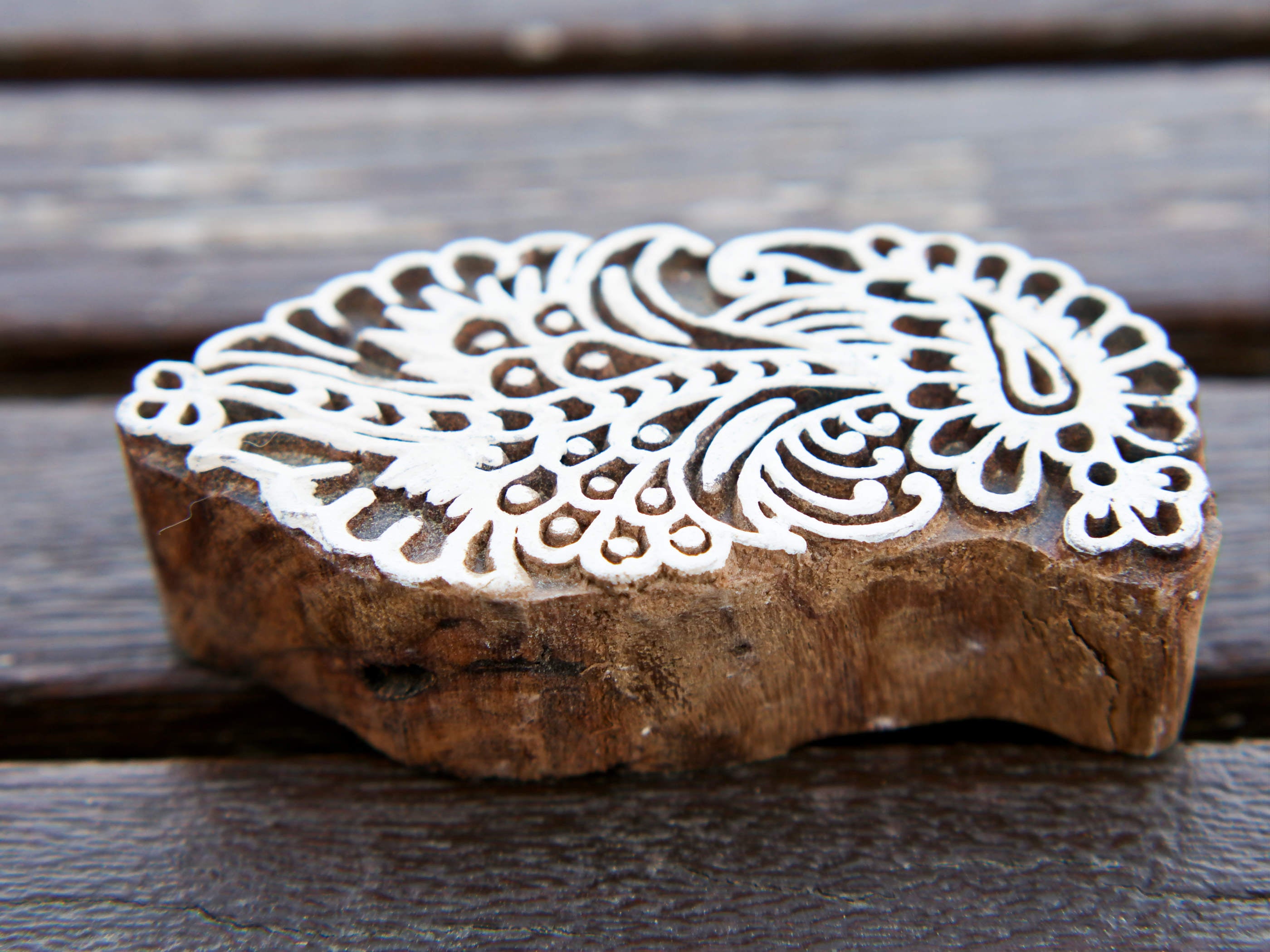 Timbro artigianale in legno per tessuti usato in India per la tradizionale lavorazione print block. Ricavato da un unico pezzo di legno intagliato. Stampo utilizzato per cornici su muro, tessuti, carta ecc...  Dimensioni 4x9 prof.3 cm