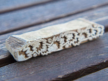 Carica l&#39;immagine nel visualizzatore di Gallery, Timbro artigianale in legno per tessuti usato in India per la tradizionale lavorazione print block. Ricavato da un unico pezzo di legno intagliato. Stampo utilizzato per cornici su muro, tessuti, carta ecc...  Dimensioni 8x1.5 prof.3 cm