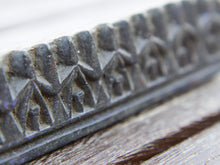 Carica l&#39;immagine nel visualizzatore di Gallery, Vecchio timbro artigianale in legno per tessuti usato in India per la tradizionale lavorazione print block. Ricavato da un unico pezzo di legno intagliato.  Dimensioni 15x3 prof.3cm   per ulteriori info o dettagli: info@etniko.it 0039 3338778241 ig/fb : etniko by crosato etsy : etnikobycrosato