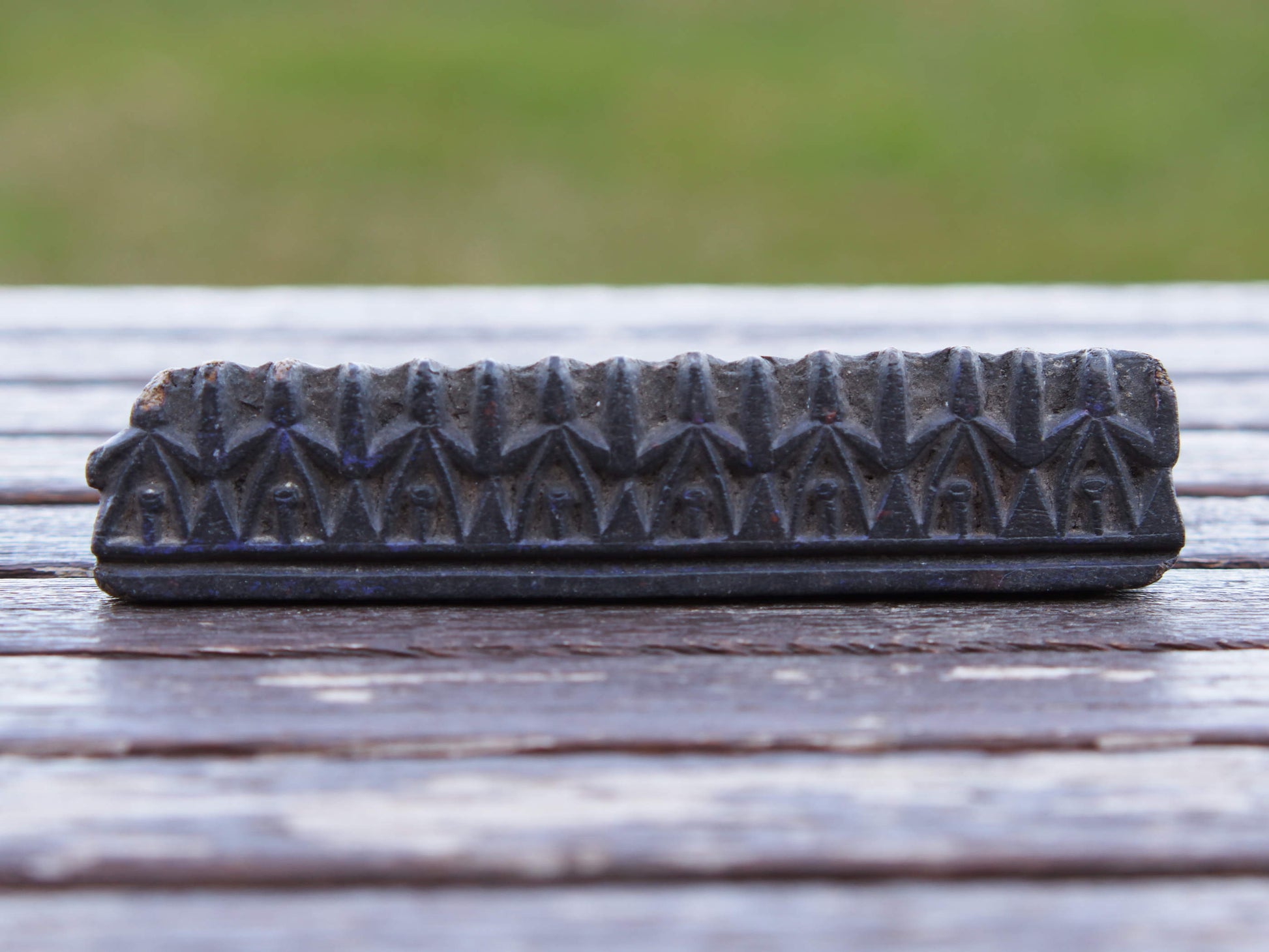 Vecchio timbro artigianale in legno per tessuti usato in India per la tradizionale lavorazione print block. Ricavato da un unico pezzo di legno intagliato.  Dimensioni 15x3 prof.3cm   per ulteriori info o dettagli: info@etniko.it 0039 3338778241 ig/fb : etniko by crosato etsy : etnikobycrosato
