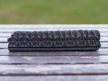 Carica l&#39;immagine nel visualizzatore di Gallery, Vecchio timbro artigianale in legno per tessuti usato in India per la tradizionale lavorazione print block. Ricavato da un unico pezzo di legno intagliato.  Dimensioni 15x3 prof.3cm   per ulteriori info o dettagli: info@etniko.it 0039 3338778241 ig/fb : etniko by crosato etsy : etnikobycrosato