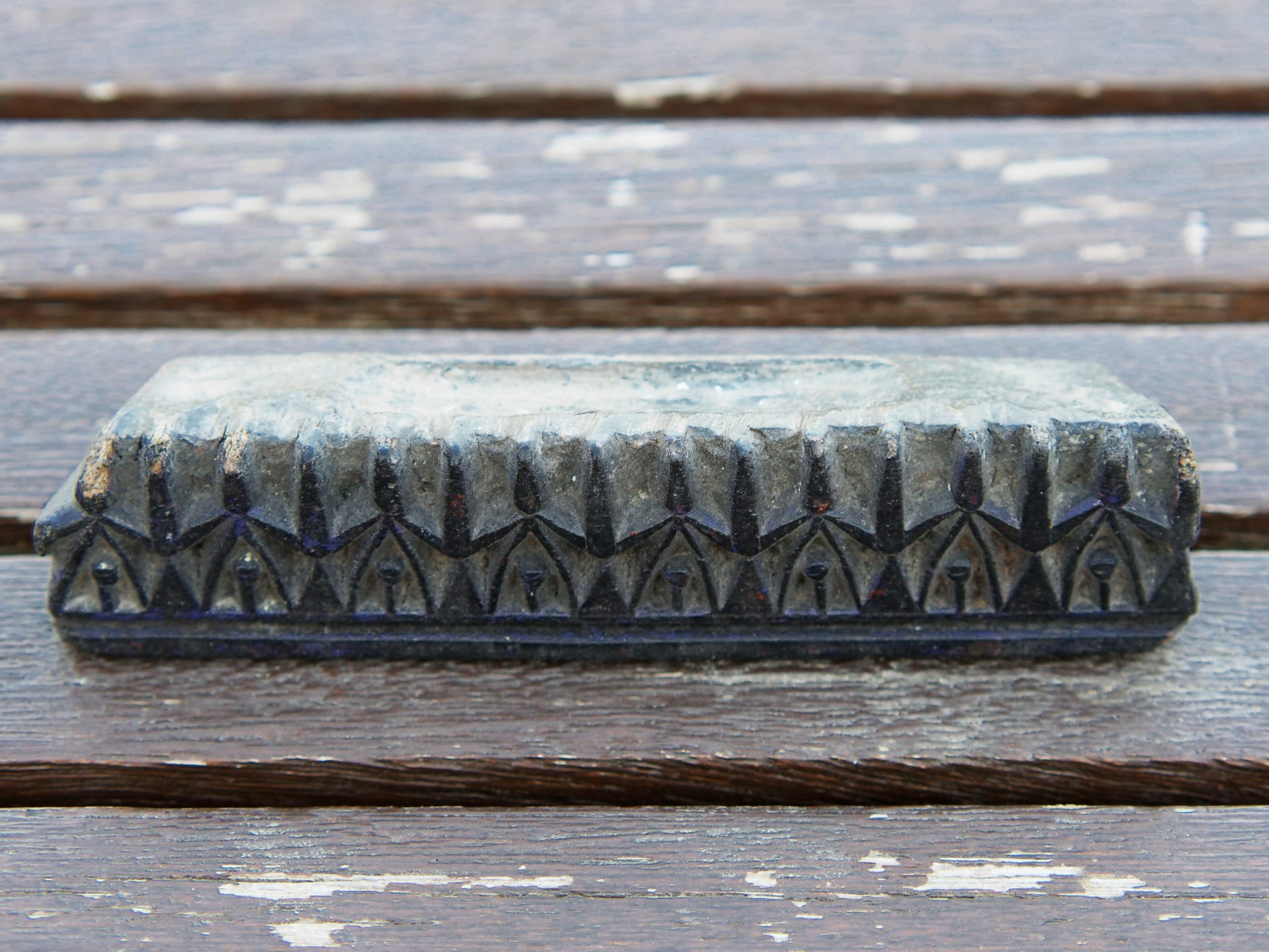 Vecchio timbro artigianale in legno per tessuti usato in India per la tradizionale lavorazione print block. Ricavato da un unico pezzo di legno intagliato.  Dimensioni 15x3 prof.3cm   per ulteriori info o dettagli: info@etniko.it 0039 3338778241 ig/fb : etniko by crosato etsy : etnikobycrosato