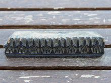 Carica l&#39;immagine nel visualizzatore di Gallery, Vecchio timbro artigianale in legno per tessuti usato in India per la tradizionale lavorazione print block. Ricavato da un unico pezzo di legno intagliato.  Dimensioni 15x3 prof.3cm   per ulteriori info o dettagli: info@etniko.it 0039 3338778241 ig/fb : etniko by crosato etsy : etnikobycrosato