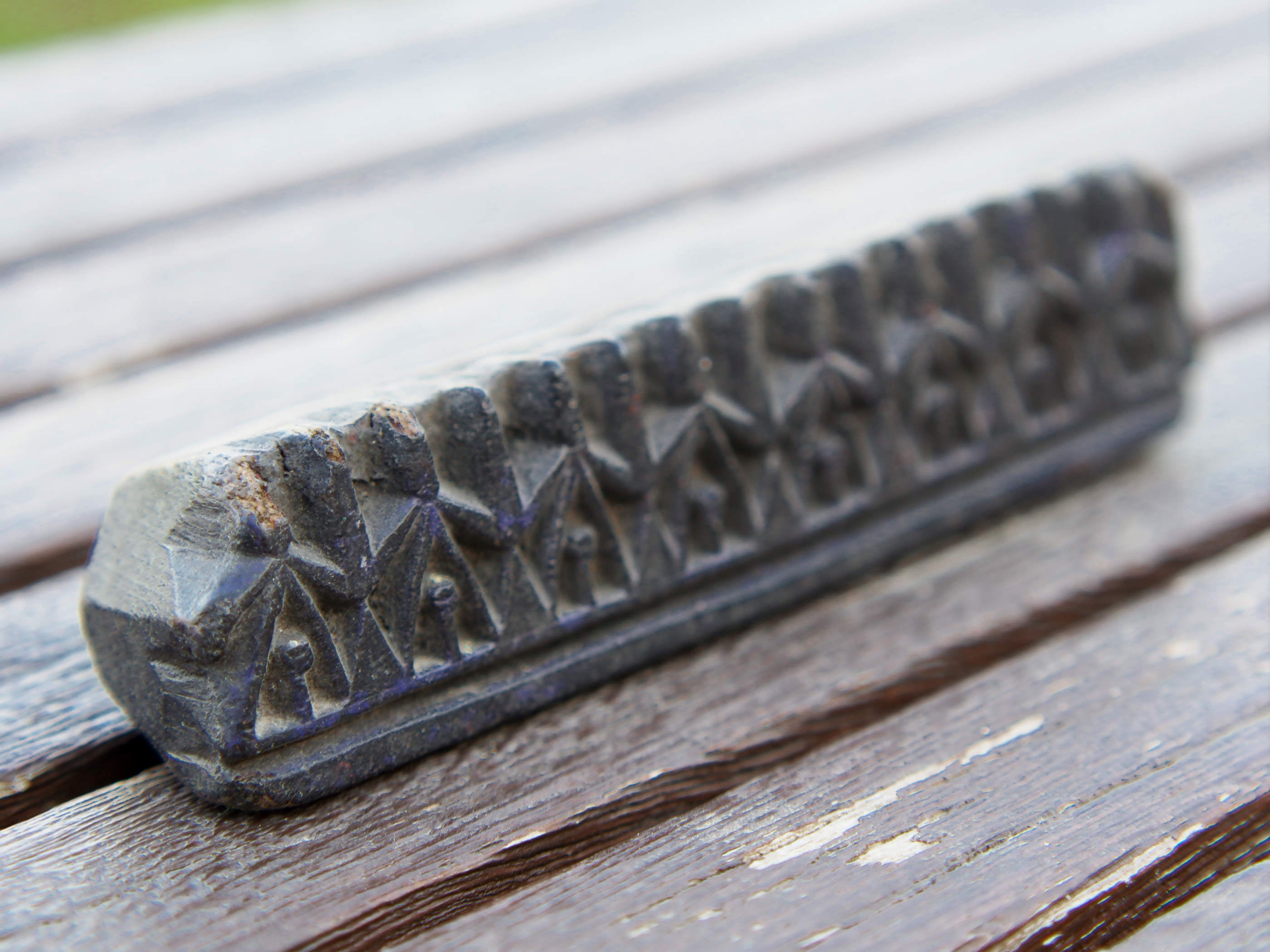 Vecchio timbro artigianale in legno per tessuti usato in India per la tradizionale lavorazione print block. Ricavato da un unico pezzo di legno intagliato.  Dimensioni 15x3 prof.3cm   per ulteriori info o dettagli: info@etniko.it 0039 3338778241 ig/fb : etniko by crosato etsy : etnikobycrosato