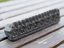 Carica l&#39;immagine nel visualizzatore di Gallery, Vecchio timbro artigianale in legno per tessuti usato in India per la tradizionale lavorazione print block. Ricavato da un unico pezzo di legno intagliato.  Dimensioni 15x3 prof.3cm   per ulteriori info o dettagli: info@etniko.it 0039 3338778241 ig/fb : etniko by crosato etsy : etnikobycrosato