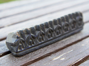 Vecchio timbro artigianale in legno per tessuti usato in India per la tradizionale lavorazione print block. Ricavato da un unico pezzo di legno intagliato.  Dimensioni 15x3 prof.3cm   per ulteriori info o dettagli: info@etniko.it 0039 3338778241 ig/fb : etniko by crosato etsy : etnikobycrosato