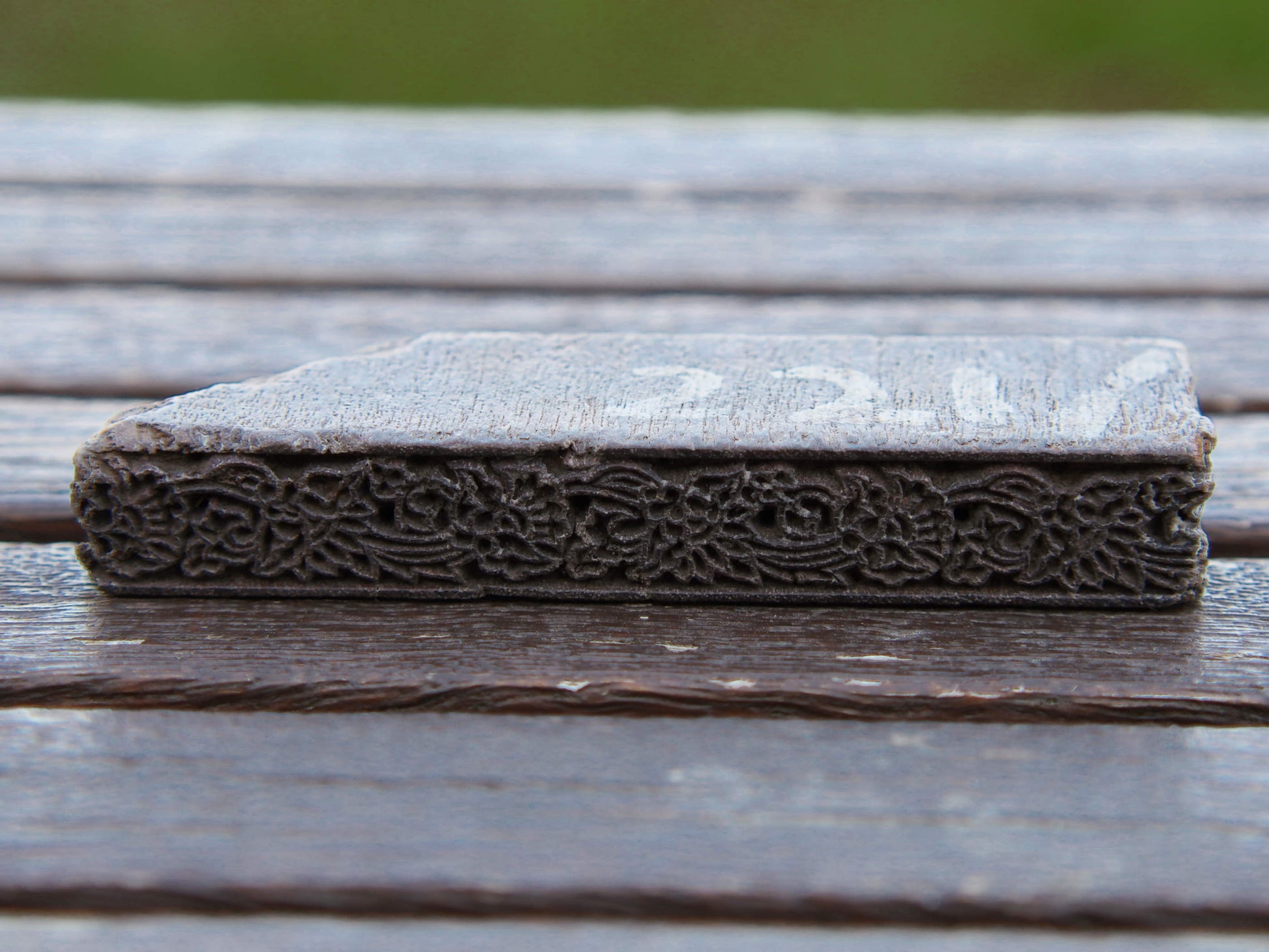 Vecchio timbro artigianale in legno per tessuti usato in India per la tradizionale lavorazione print block. Ricavato da un unico pezzo di legno intagliato.  Dimensioni 12x2 prof.3cm   per ulteriori info o dettagli: info@etniko.it 0039 3338778241 ig/fb : etniko by crosato etsy : etnikobycrosato