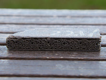Carica l&#39;immagine nel visualizzatore di Gallery, Vecchio timbro artigianale in legno per tessuti usato in India per la tradizionale lavorazione print block. Ricavato da un unico pezzo di legno intagliato.  Dimensioni 12x2 prof.3cm   per ulteriori info o dettagli: info@etniko.it 0039 3338778241 ig/fb : etniko by crosato etsy : etnikobycrosato