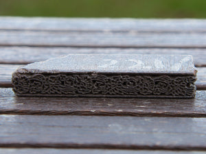 Vecchio timbro artigianale in legno per tessuti usato in India per la tradizionale lavorazione print block. Ricavato da un unico pezzo di legno intagliato.  Dimensioni 12x2 prof.3cm   per ulteriori info o dettagli: info@etniko.it 0039 3338778241 ig/fb : etniko by crosato etsy : etnikobycrosato