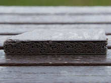 Carica l&#39;immagine nel visualizzatore di Gallery, Vecchio timbro artigianale in legno per tessuti usato in India per la tradizionale lavorazione print block. Ricavato da un unico pezzo di legno intagliato.  Dimensioni 12x2 prof.3cm   per ulteriori info o dettagli: info@etniko.it 0039 3338778241 ig/fb : etniko by crosato etsy : etnikobycrosato