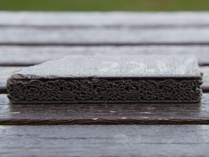 Vecchio timbro artigianale in legno per tessuti usato in India per la tradizionale lavorazione print block. Ricavato da un unico pezzo di legno intagliato.  Dimensioni 12x2 prof.3cm   per ulteriori info o dettagli: info@etniko.it 0039 3338778241 ig/fb : etniko by crosato etsy : etnikobycrosato