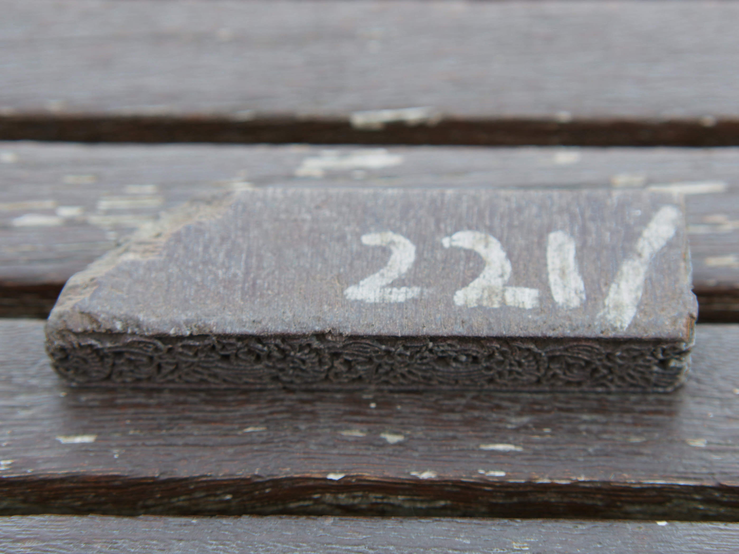 Vecchio timbro artigianale in legno per tessuti usato in India per la tradizionale lavorazione print block. Ricavato da un unico pezzo di legno intagliato.  Dimensioni 12x2 prof.3cm   per ulteriori info o dettagli: info@etniko.it 0039 3338778241 ig/fb : etniko by crosato etsy : etnikobycrosato