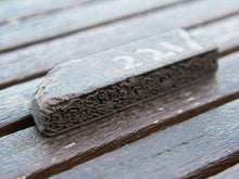 Carica l&#39;immagine nel visualizzatore di Gallery, Vecchio timbro artigianale in legno per tessuti usato in India per la tradizionale lavorazione print block. Ricavato da un unico pezzo di legno intagliato.  Dimensioni 12x2 prof.3cm   per ulteriori info o dettagli: info@etniko.it 0039 3338778241 ig/fb : etniko by crosato etsy : etnikobycrosato