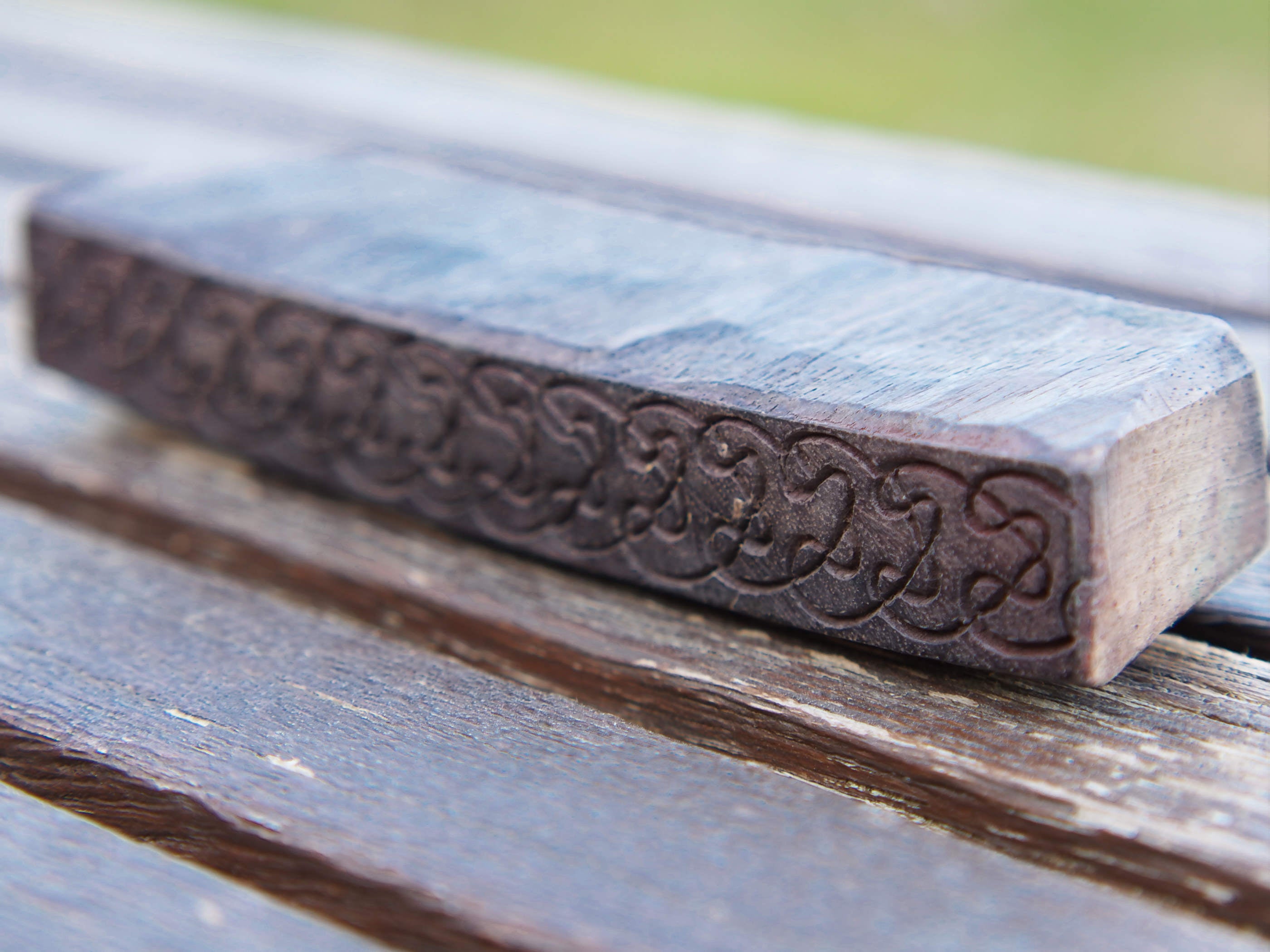 Vecchio timbro artigianale in legno per tessuti usato in India per la tradizionale lavorazione print block.  Ricavato da un unico pezzo di legno intagliato.  Dimensioni 15x2  prof.3cm   per ulteriori info o dettagli: info@etniko.it 0039 3338778241 ig/fb : etniko by crosato etsy : etnikobycrosato