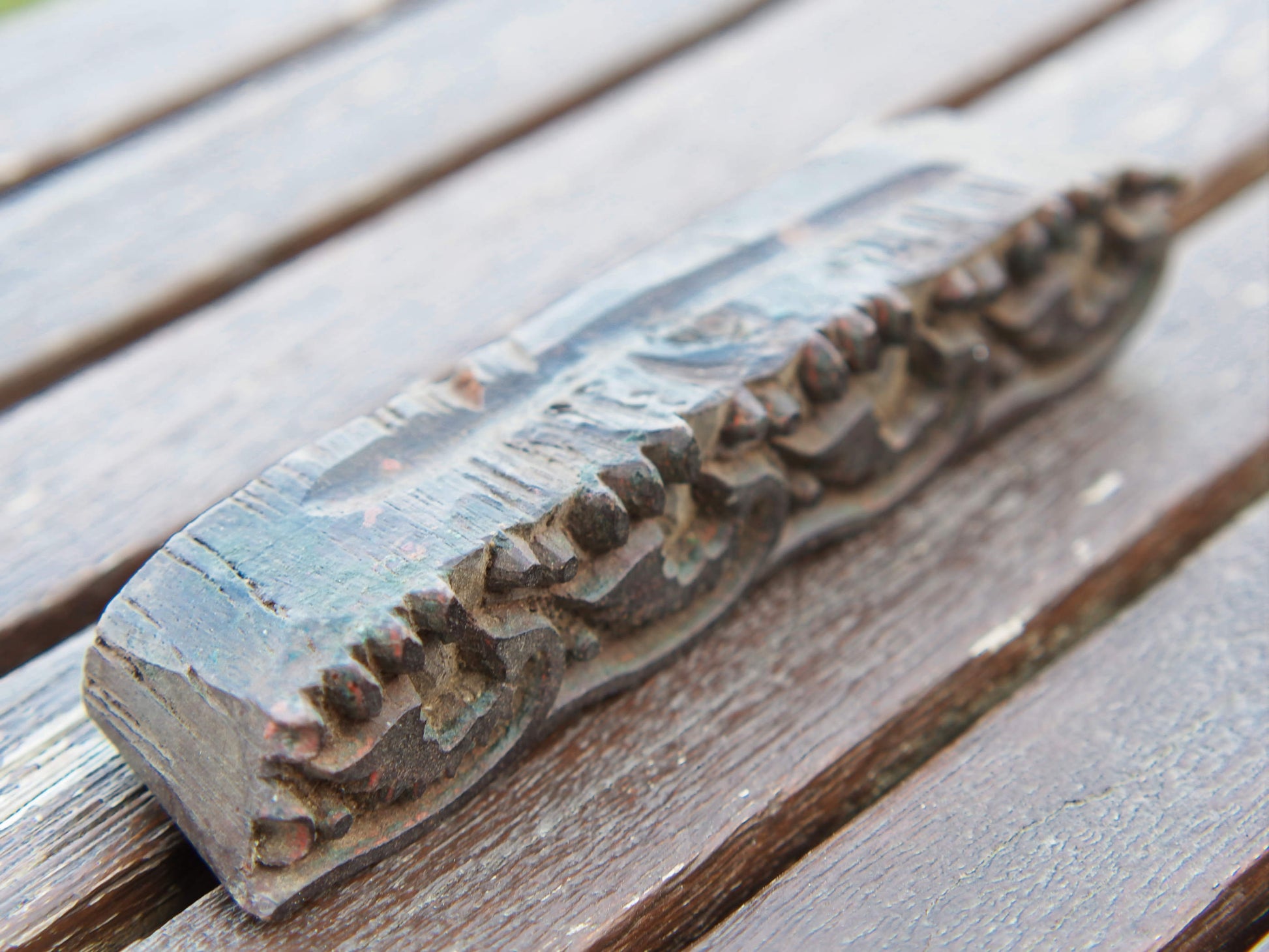 Vecchio timbro artigianale in legno per tessuti usato in India per la tradizionale lavorazione print block.  Ricavato da un unico pezzo di legno intagliato.  Dimensioni 17x2.5  prof.3cm   per ulteriori info o dettagli: info@etniko.it 0039 3338778241 ig/fb : etniko by crosato etsy : etnikobycrosato