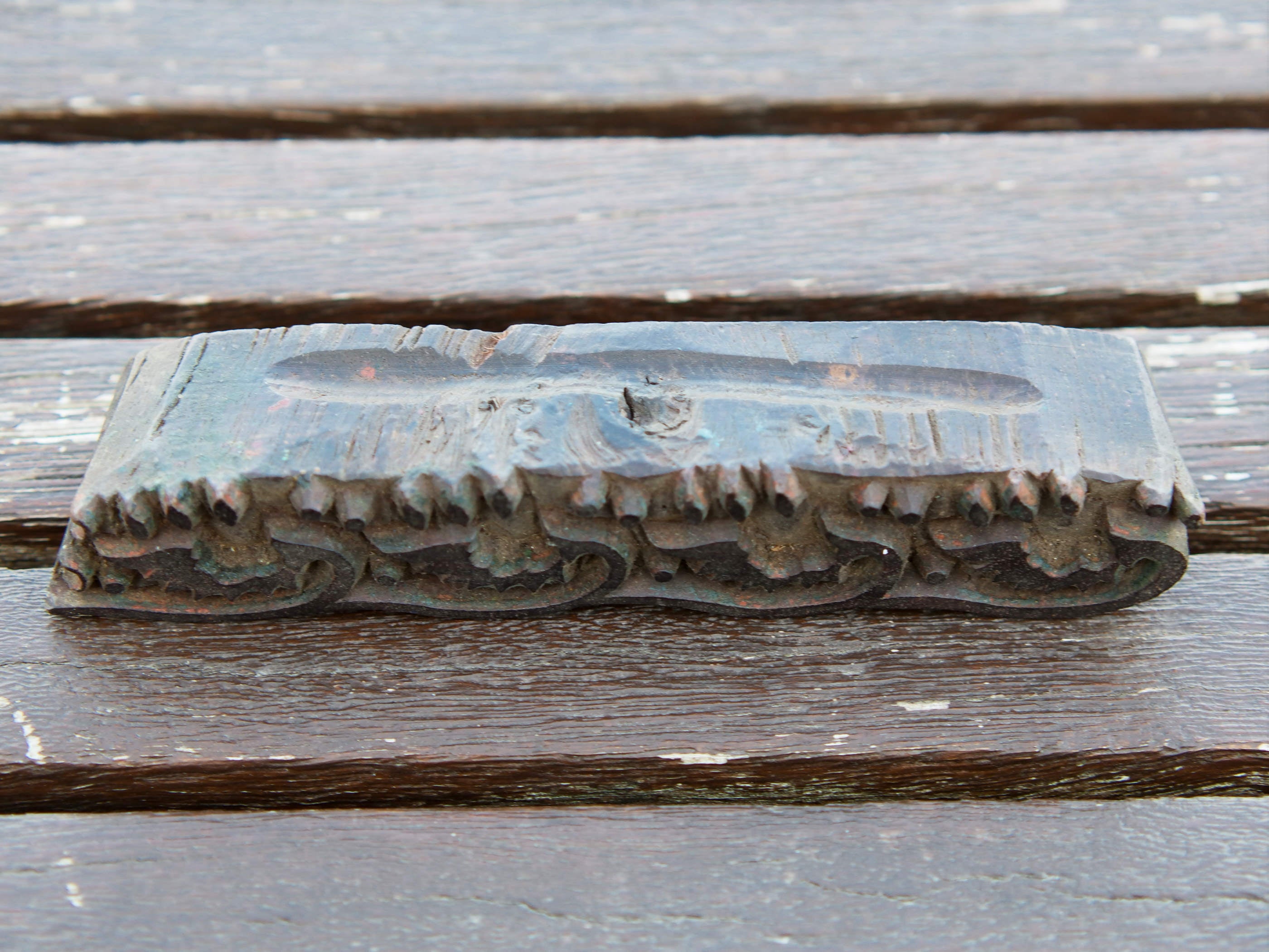 Vecchio timbro artigianale in legno per tessuti usato in India per la tradizionale lavorazione print block.  Ricavato da un unico pezzo di legno intagliato.  Dimensioni 17x2.5  prof.3cm   per ulteriori info o dettagli: info@etniko.it 0039 3338778241 ig/fb : etniko by crosato etsy : etnikobycrosato