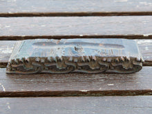Carica l&#39;immagine nel visualizzatore di Gallery, Vecchio timbro artigianale in legno per tessuti usato in India per la tradizionale lavorazione print block.  Ricavato da un unico pezzo di legno intagliato.  Dimensioni 17x2.5  prof.3cm   per ulteriori info o dettagli: info@etniko.it 0039 3338778241 ig/fb : etniko by crosato etsy : etnikobycrosato
