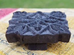 Vecchio timbro artigianale in legno per tessuti usato in India per la tradizionale lavorazione print block. Ricavato da un unico pezzo di legno intagliato.  Dimensioni 15x15 h5cm