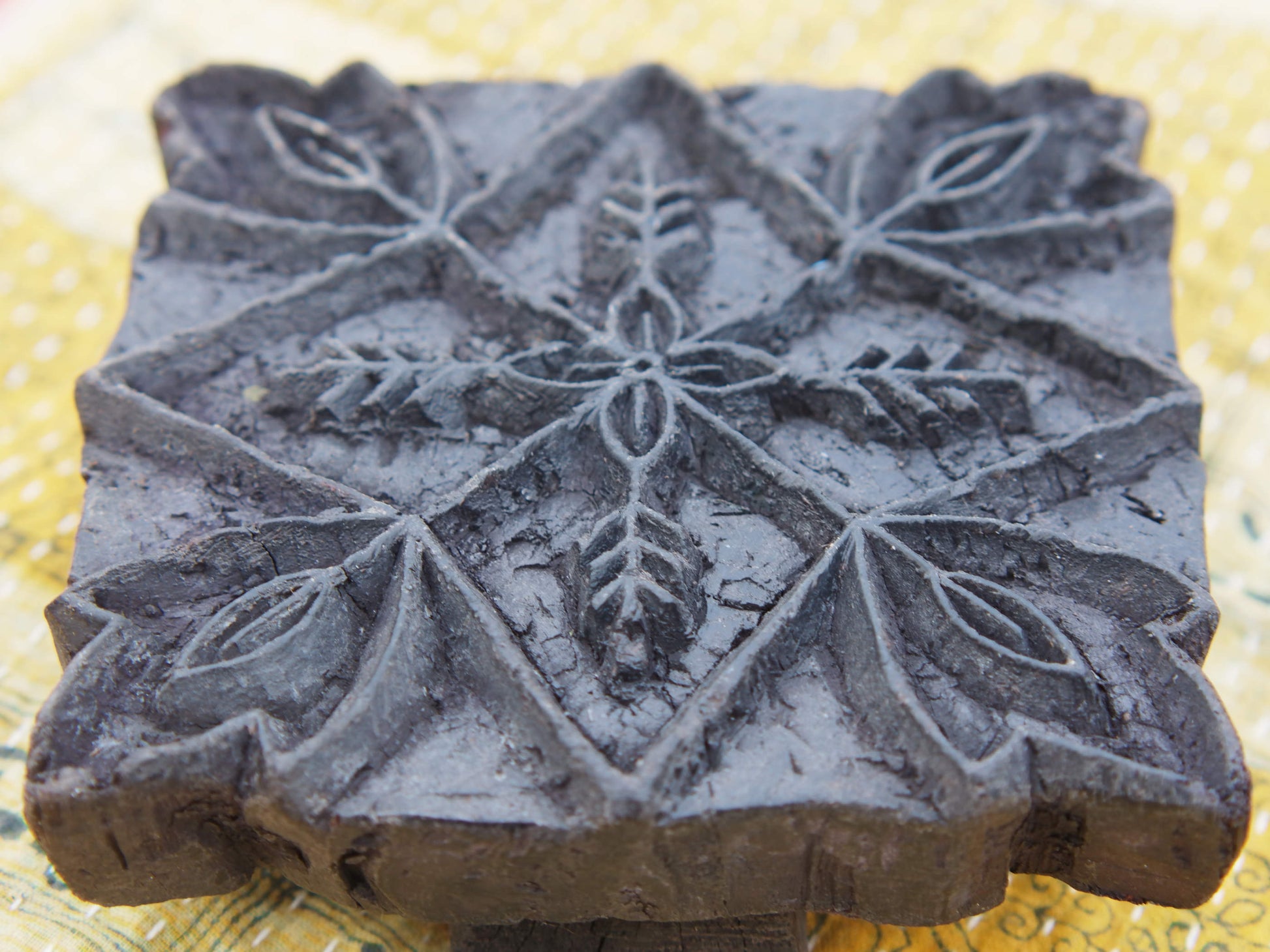 Vecchio timbro artigianale in legno per tessuti usato in India per la tradizionale lavorazione print block. Ricavato da un unico pezzo di legno intagliato.  Dimensioni 15x15 h5cm