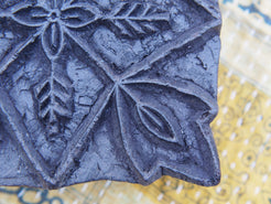 Vecchio timbro artigianale in legno per tessuti usato in India per la tradizionale lavorazione print block. Ricavato da un unico pezzo di legno intagliato.  Dimensioni 15x15 h5cm