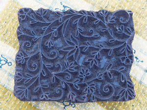 Vecchio timbro artigianale in legno per tessuti usato in India per la tradizionale lavorazione print block. Ricavato da un unico pezzo di legno intagliato.  Dimensioni 15x20 h5cm