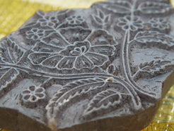 Vecchio timbro artigianale in legno per tessuti usato in India per la tradizionale lavorazione print block. Ricavato da un unico pezzo di legno intagliato.  Dimensioni 24x15 h5cm