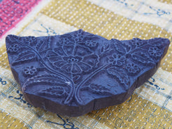 Vecchio timbro artigianale in legno per tessuti usato in India per la tradizionale lavorazione print block. Ricavato da un unico pezzo di legno intagliato.  Dimensioni 24x15 h5cm
