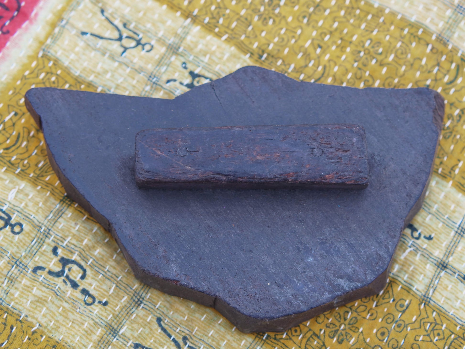 Vecchio timbro artigianale in legno per tessuti usato in India per la tradizionale lavorazione print block. Ricavato da un unico pezzo di legno intagliato.  Dimensioni 24x15 h5cm